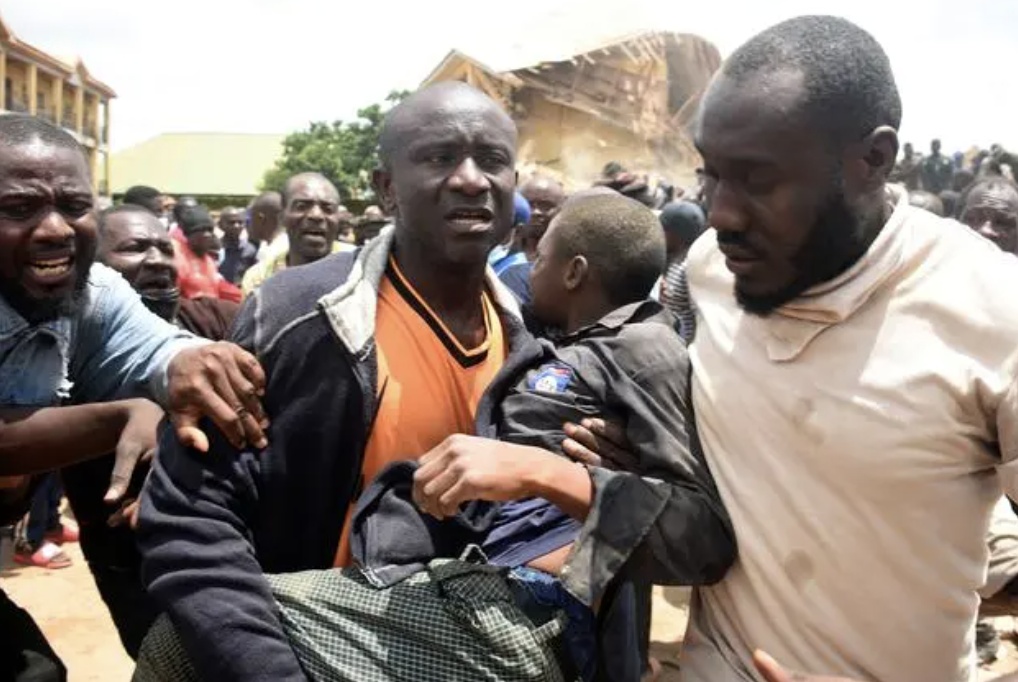 痛心!尼日利亚一学校建筑倒塌,至少22人遇难!事发时正在考试... 痛心!尼日利亚一学校建筑倒塌,至少22人遇难!事发时正在考试...