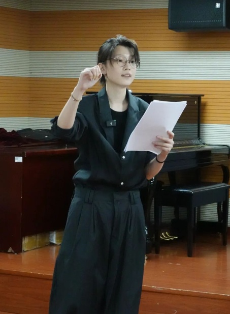 杭州00后女老师太飒了！杭州人的夜生活，原来这么拼！