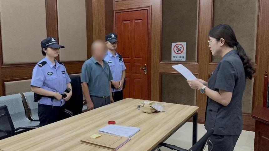 用一角硬币和零散纸币凑数偿还1万元欠款！法院：罚款2000元