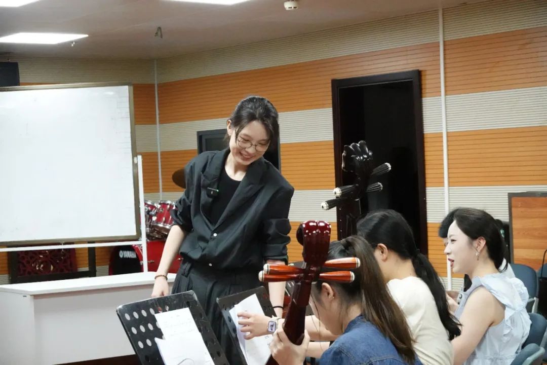 杭州00后女老师太飒了！杭州人的夜生活，原来这么拼！