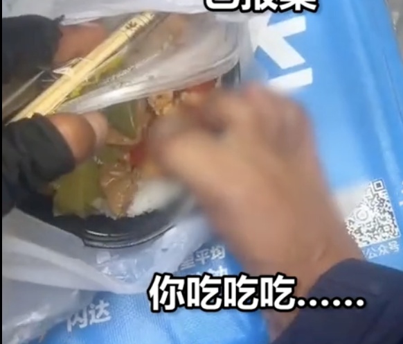 “外卖员”赤脚伸入餐品并吐口水？平台回应