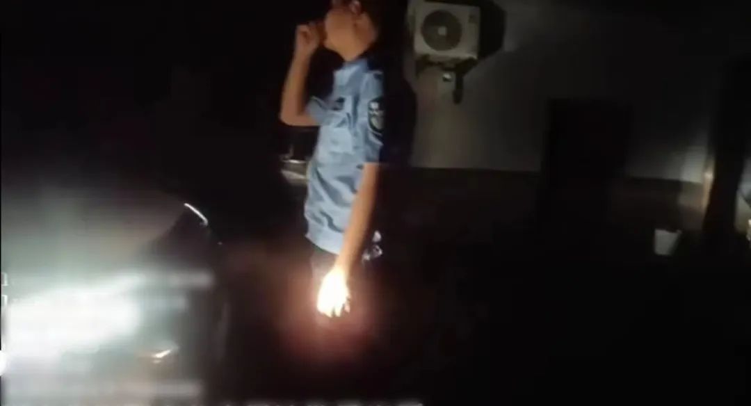 上飞机前,他被警察堵在家门! 上飞机前,他被警察堵在家门!