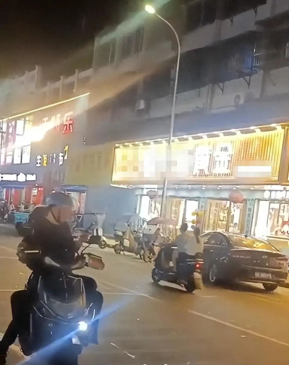 浙江警方凌晨通报:38岁男子金店抢劫后逃离! 浙江警方凌晨通报:38岁男子金店抢劫后逃离!