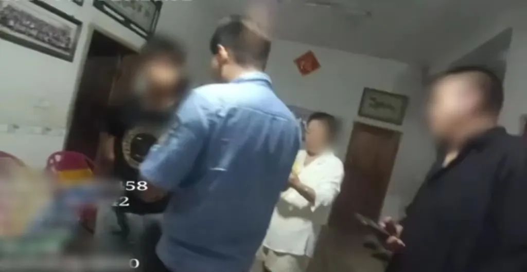 上飞机前,他被警察堵在家门! 上飞机前,他被警察堵在家门!