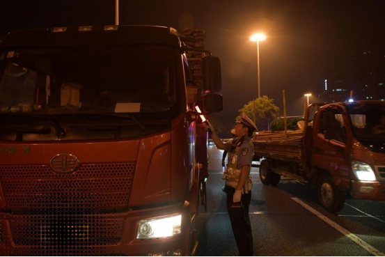 “是我爸爸开的车,他喝酒了!”事故现场,萌娃勇揭真相 “是我爸爸开的车,他喝酒了!”事故现场,萌娃勇揭真相