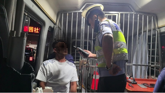 “是我爸爸开的车,他喝酒了!”事故现场,萌娃勇揭真相 “是我爸爸开的车,他喝酒了!”事故现场,萌娃勇揭真相