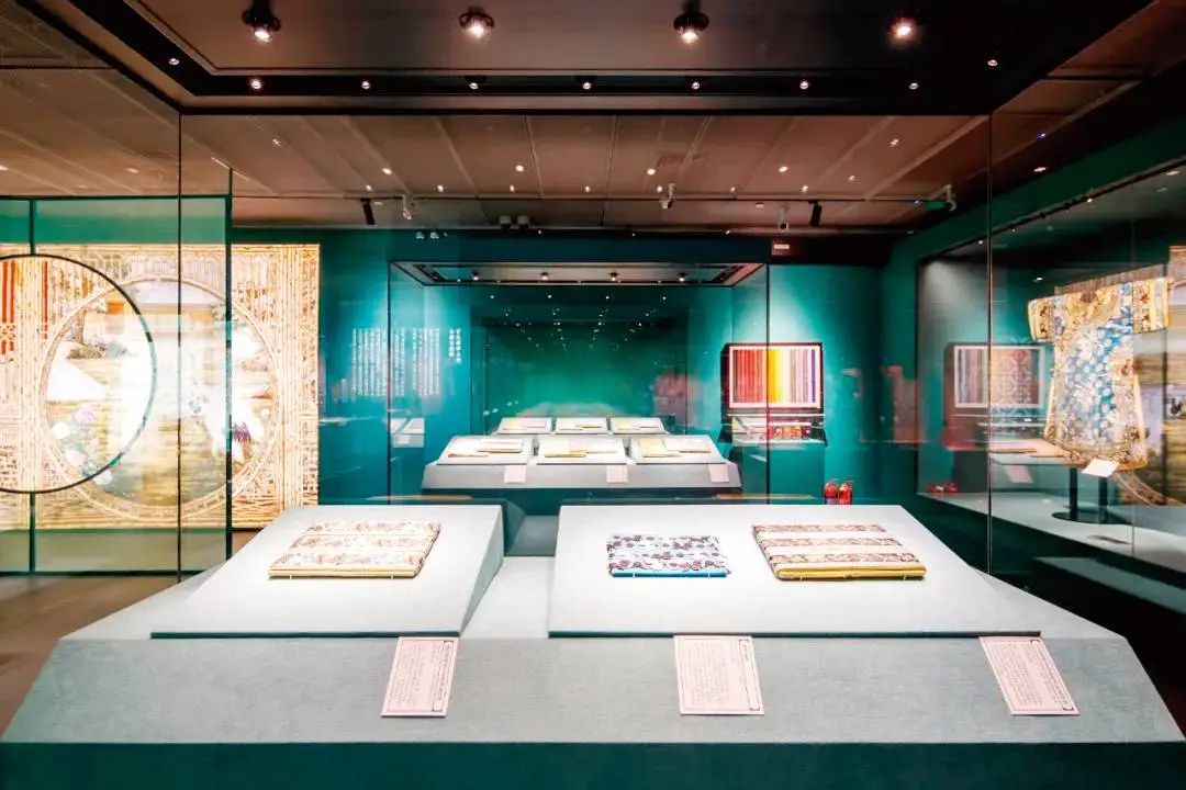 锦绣霓裳里的“国采与宫色”