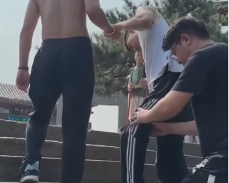 圆梦时刻!6名男子一起抬轮椅兄弟,登泰山! 圆梦时刻!6名男子一起抬轮椅兄弟,登泰山!