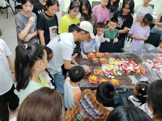 忙不完根本忙不完！大学生回村，太抢手了！