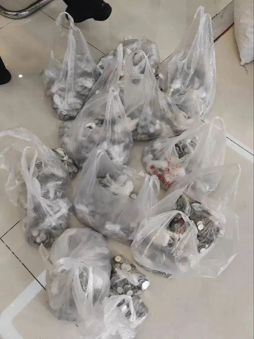 用一角硬币和零散纸币凑数偿还1万元欠款！法院：罚款2000元