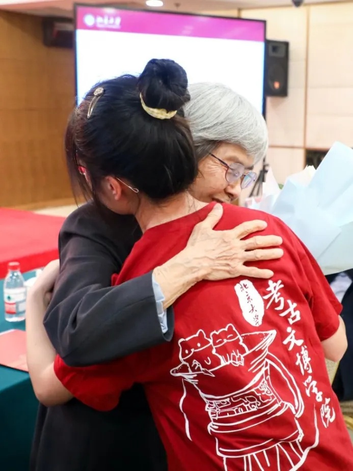 毕业典礼发言刷屏！北大“考古女孩”的选择，又一次出乎众人意料