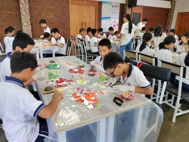 忙不完根本忙不完！大学生回村，太抢手了！