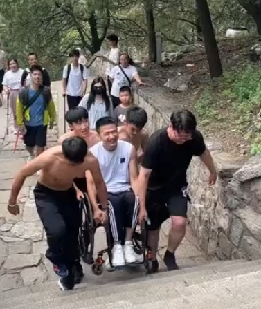 圆梦时刻!6名男子一起抬轮椅兄弟,登泰山! 圆梦时刻!6名男子一起抬轮椅兄弟,登泰山!