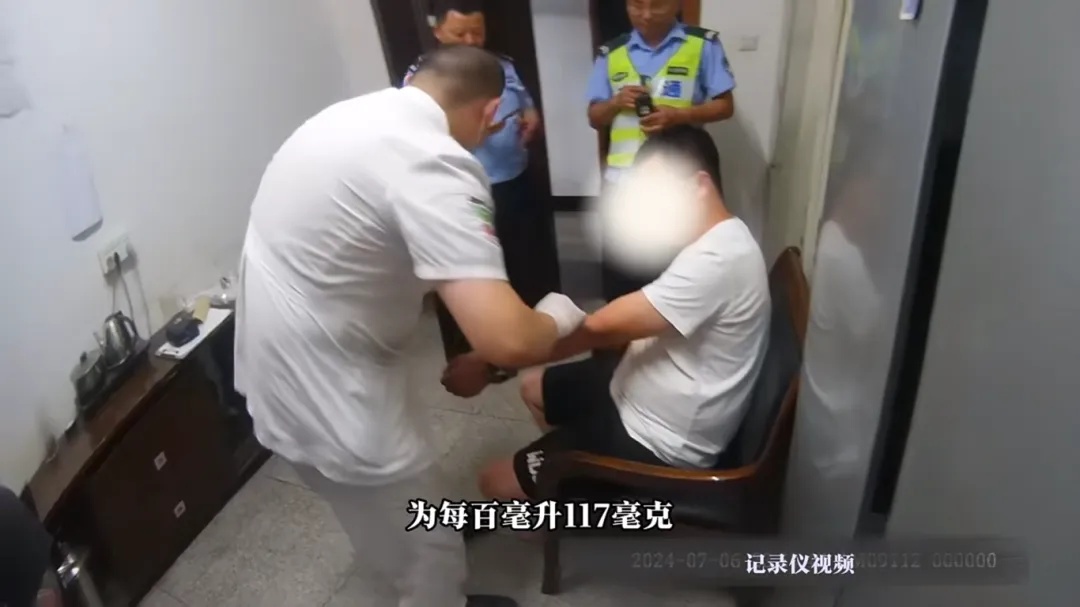 “是我爸爸开的车,他喝酒了!”事故现场,萌娃勇揭真相 “是我爸爸开的车,他喝酒了!”事故现场,萌娃勇揭真相