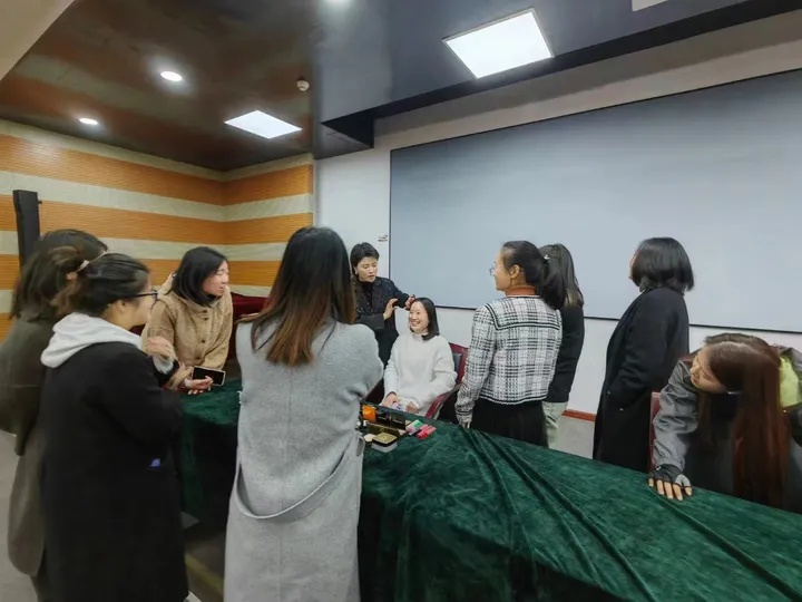 杭州00后女老师太飒了！杭州人的夜生活，原来这么拼！