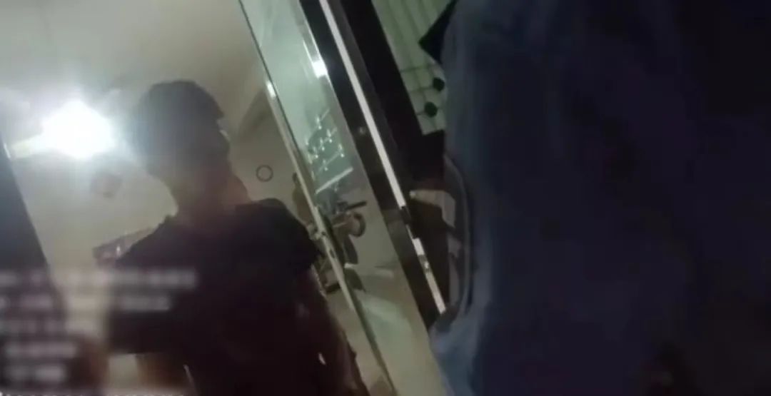 上飞机前,他被警察堵在家门! 上飞机前,他被警察堵在家门!