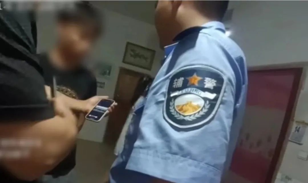 上飞机前,他被警察堵在家门! 上飞机前,他被警察堵在家门!