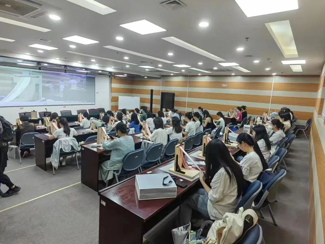 杭州00后女老师太飒了！杭州人的夜生活，原来这么拼！