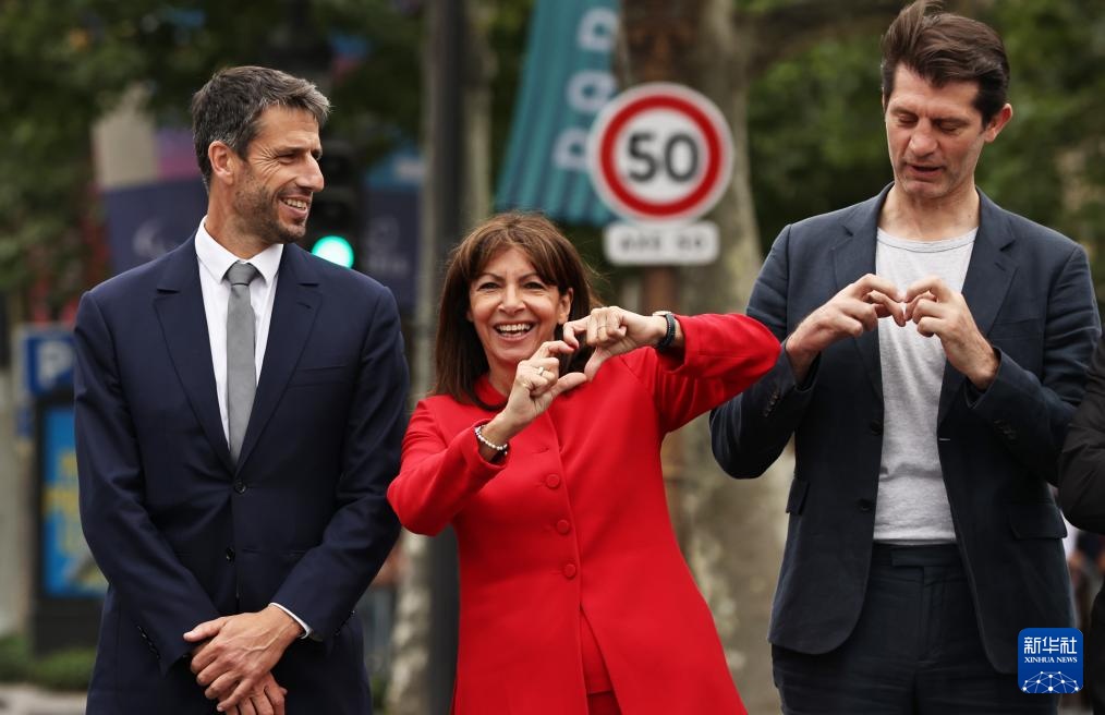 奥运火炬传递在巴黎举行 奥运火炬传递在巴黎举行