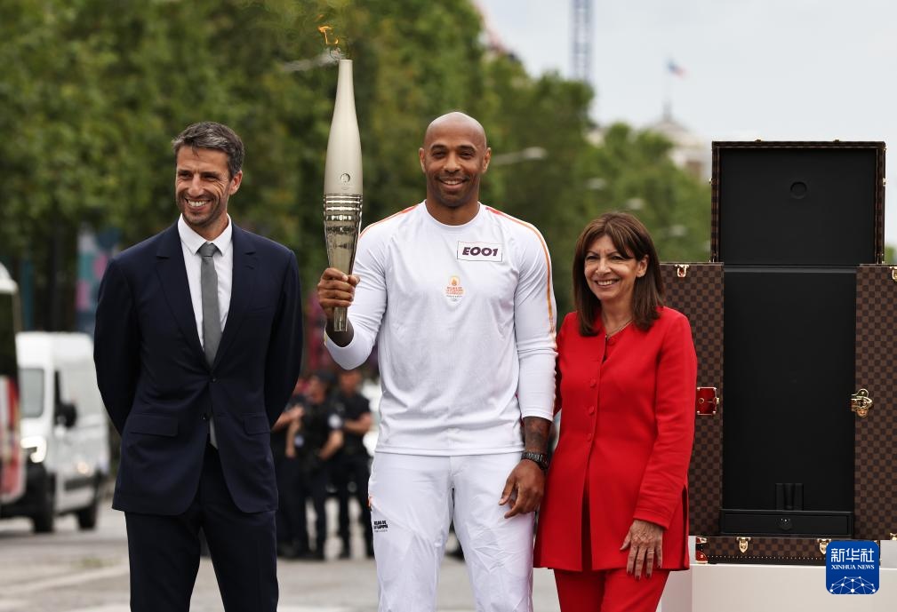 奥运火炬传递在巴黎举行 奥运火炬传递在巴黎举行