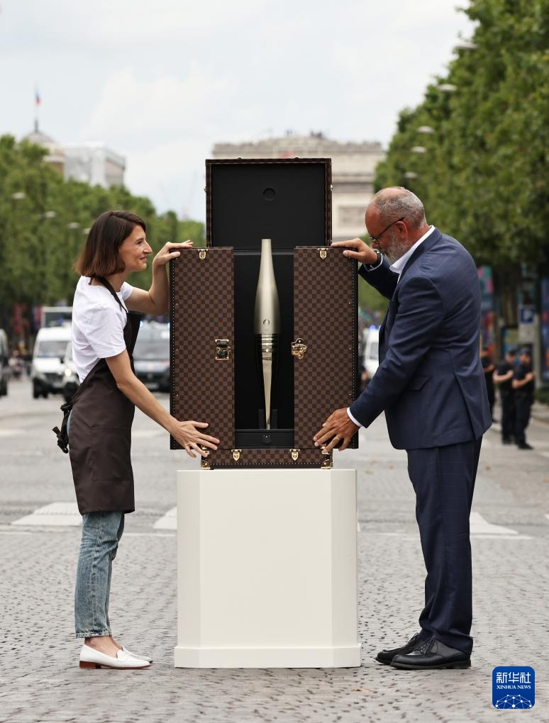 奥运火炬传递在巴黎举行 奥运火炬传递在巴黎举行