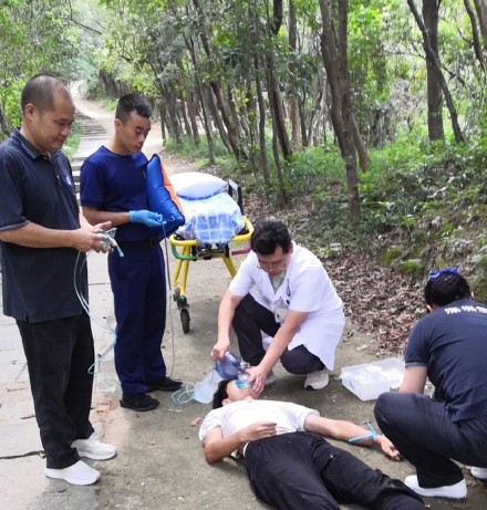 深圳多人高温天爬山中暑出动救护车