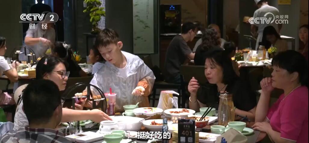 地方特色美食火爆 “舌尖上的文旅”激发各地暑期消费热潮 地方特色美食火爆 “舌尖上的文旅”激发各地暑期消费热潮