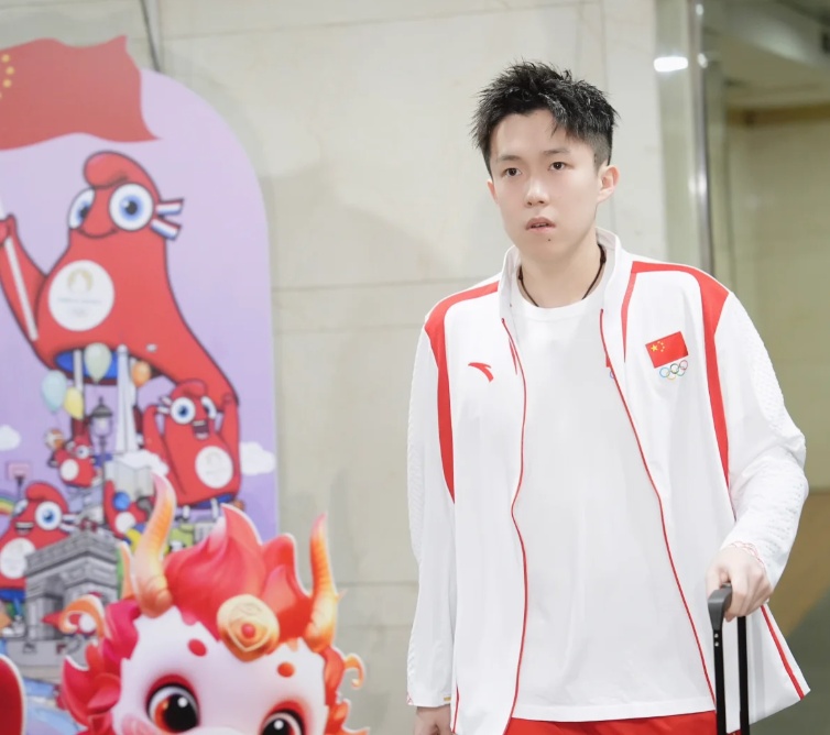 王楚钦晒“出征照”,发型抢眼 王楚钦晒“出征照”,发型抢眼