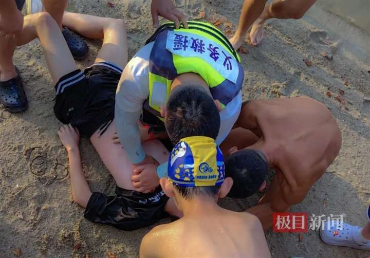 14岁少年发现水里不对劲,救下一条命! 14岁少年发现水里不对劲,救下一条命!