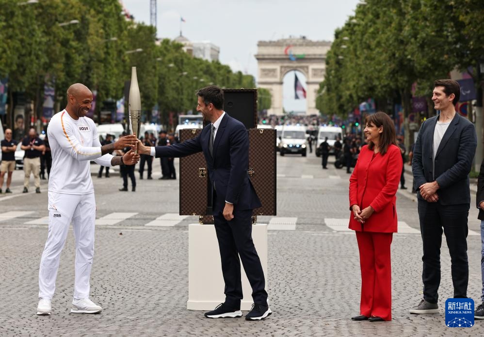 奥运火炬传递在巴黎举行 奥运火炬传递在巴黎举行