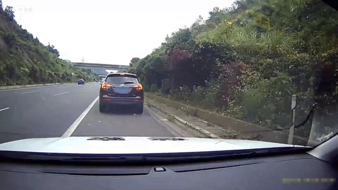 贵阳司机临停应急车道,只为干这事?民警灵魂拷问:比命更重要吗 贵阳司机临停应急车道,只为干这事?民警灵魂拷问:比命更重要吗