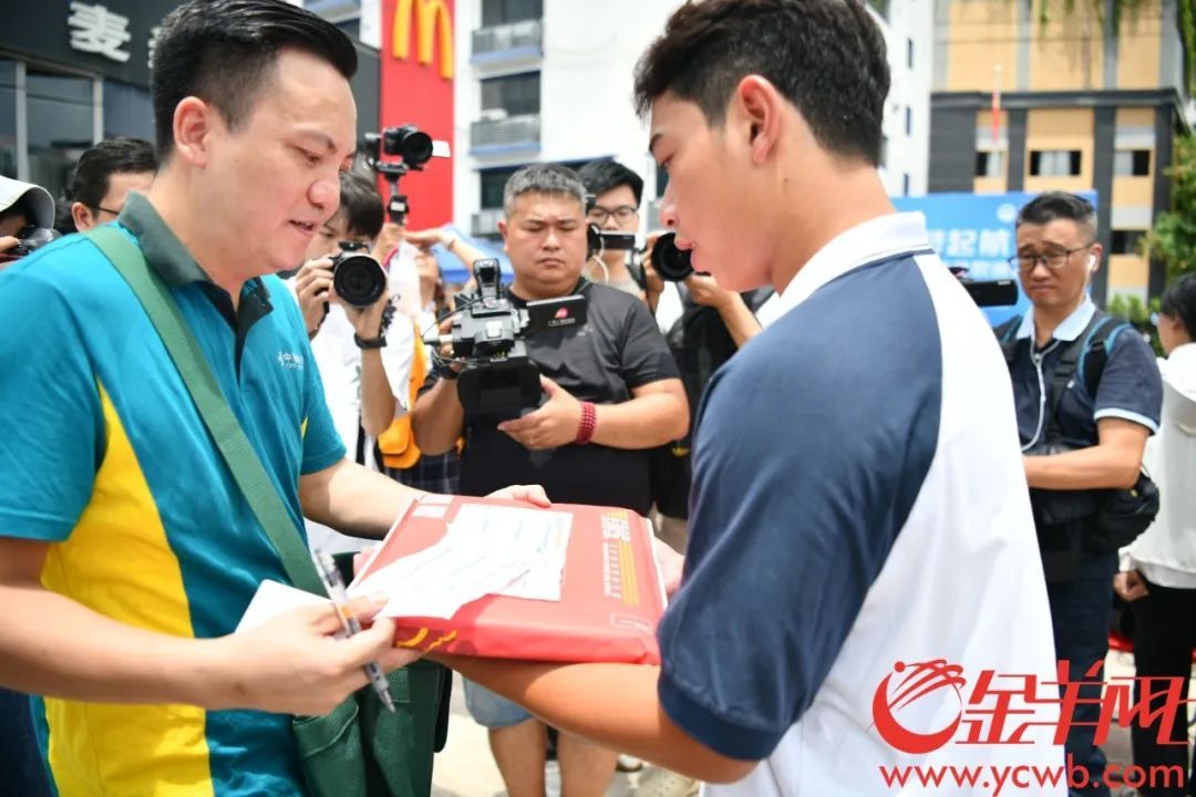 “offer天上来！”全国首单无人机配送高考录取通知书送达