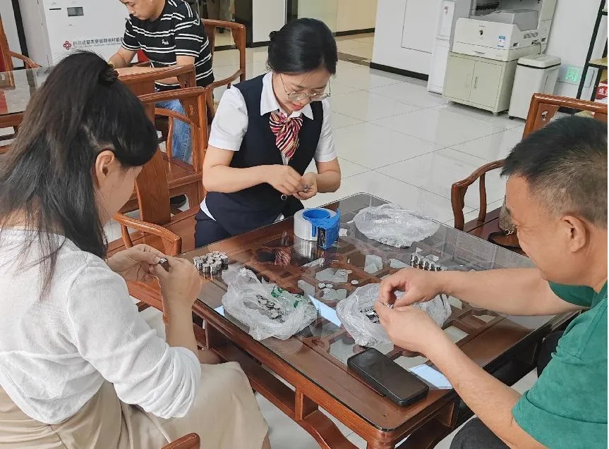 为偿还1万欠款，男子提了3麻袋硬币？法院：罚！