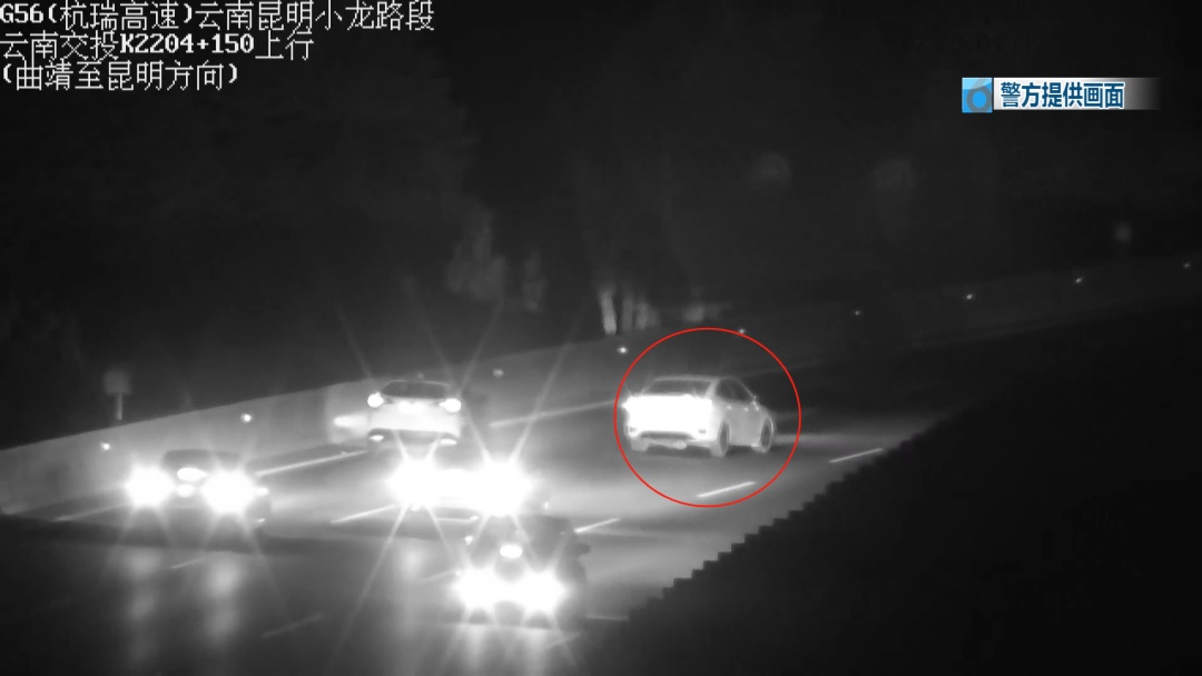 深夜，昆曲高速路中间停着一辆车！开着门，车内却没人……