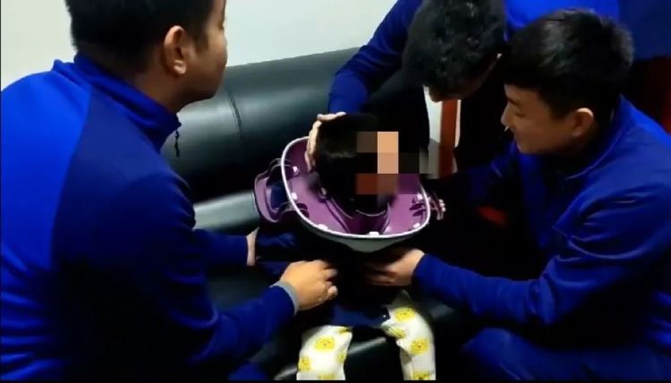 童年“伙伴”变“噩梦”,这只“青蛙”“咬”住6个月宝宝…… 童年“伙伴”变“噩梦”,这只“青蛙”“咬”住6个月宝宝……