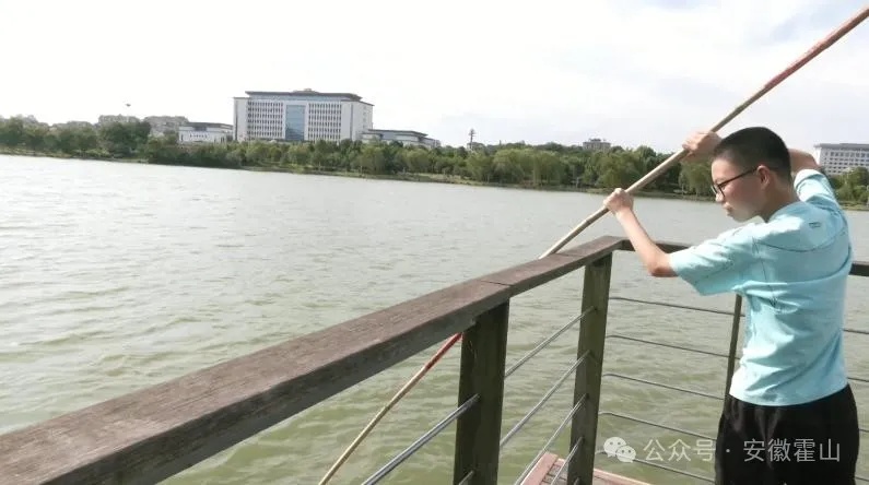 14岁少年发现水里不对劲,救下一条命! 14岁少年发现水里不对劲,救下一条命!