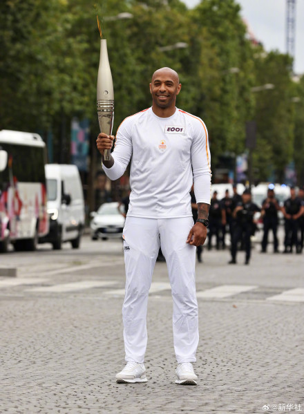 奥运火炬传递在巴黎举行 奥运火炬传递在巴黎举行