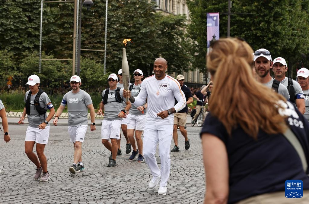 奥运火炬传递在巴黎举行 奥运火炬传递在巴黎举行