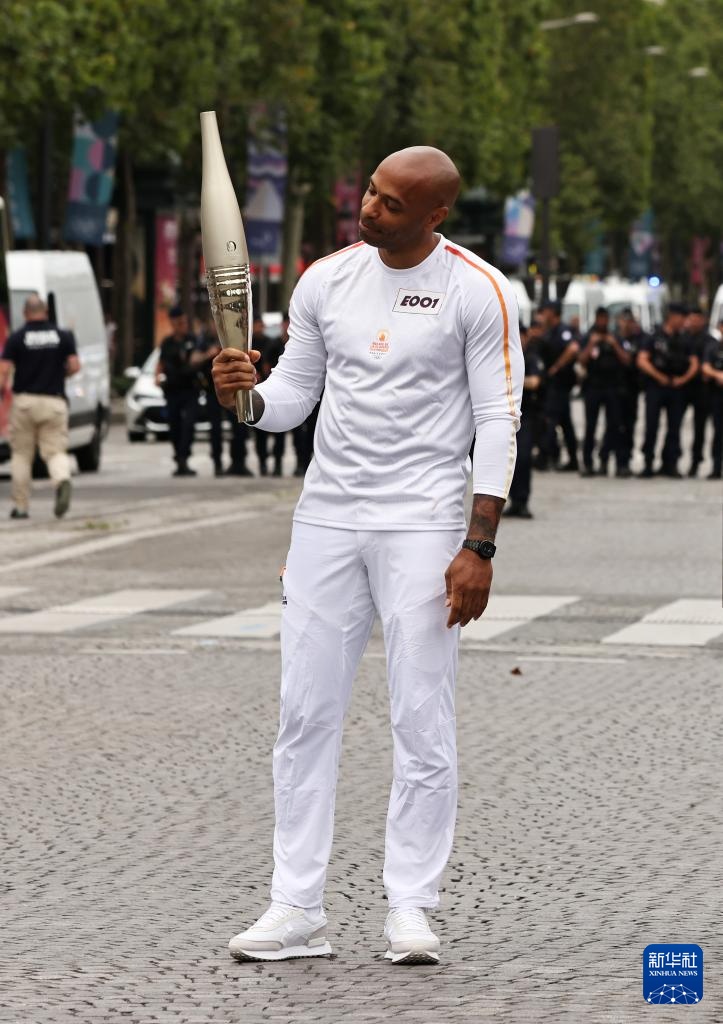 奥运火炬传递在巴黎举行 奥运火炬传递在巴黎举行