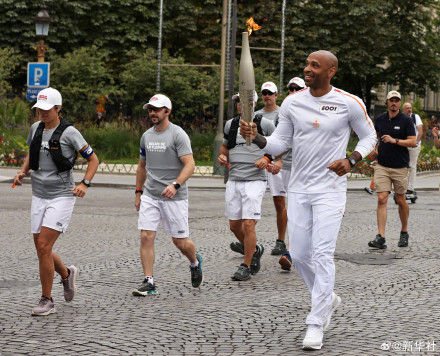 奥运火炬传递在巴黎举行 奥运火炬传递在巴黎举行