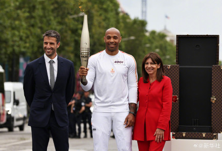 奥运火炬传递在巴黎举行 奥运火炬传递在巴黎举行