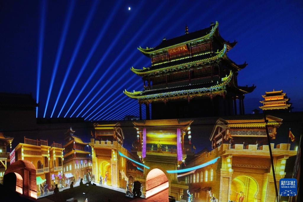 甘肃嘉峪关开启“夜游”模式 甘肃嘉峪关开启“夜游”模式