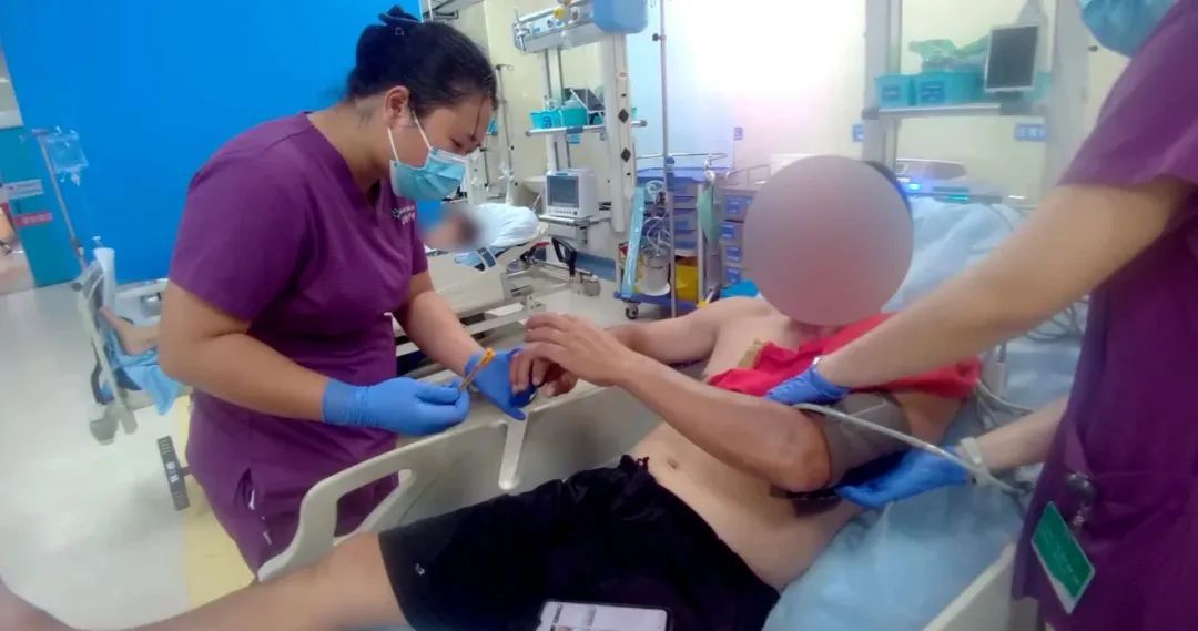 眼镜蛇咬伤人！送医路上堵车，幸好……