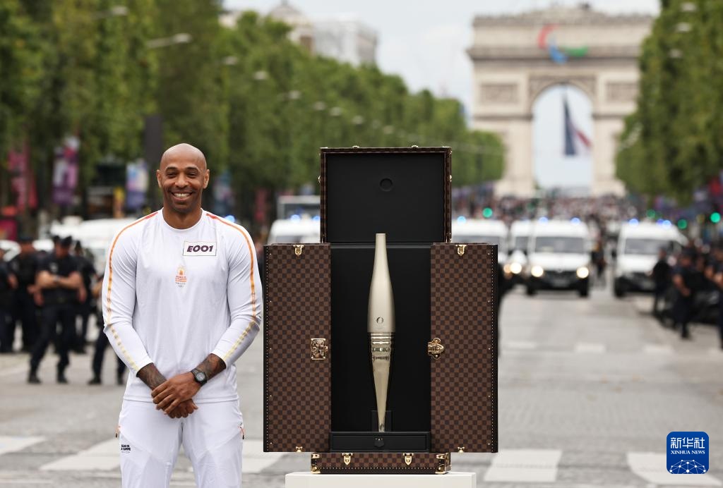 奥运火炬传递在巴黎举行 奥运火炬传递在巴黎举行