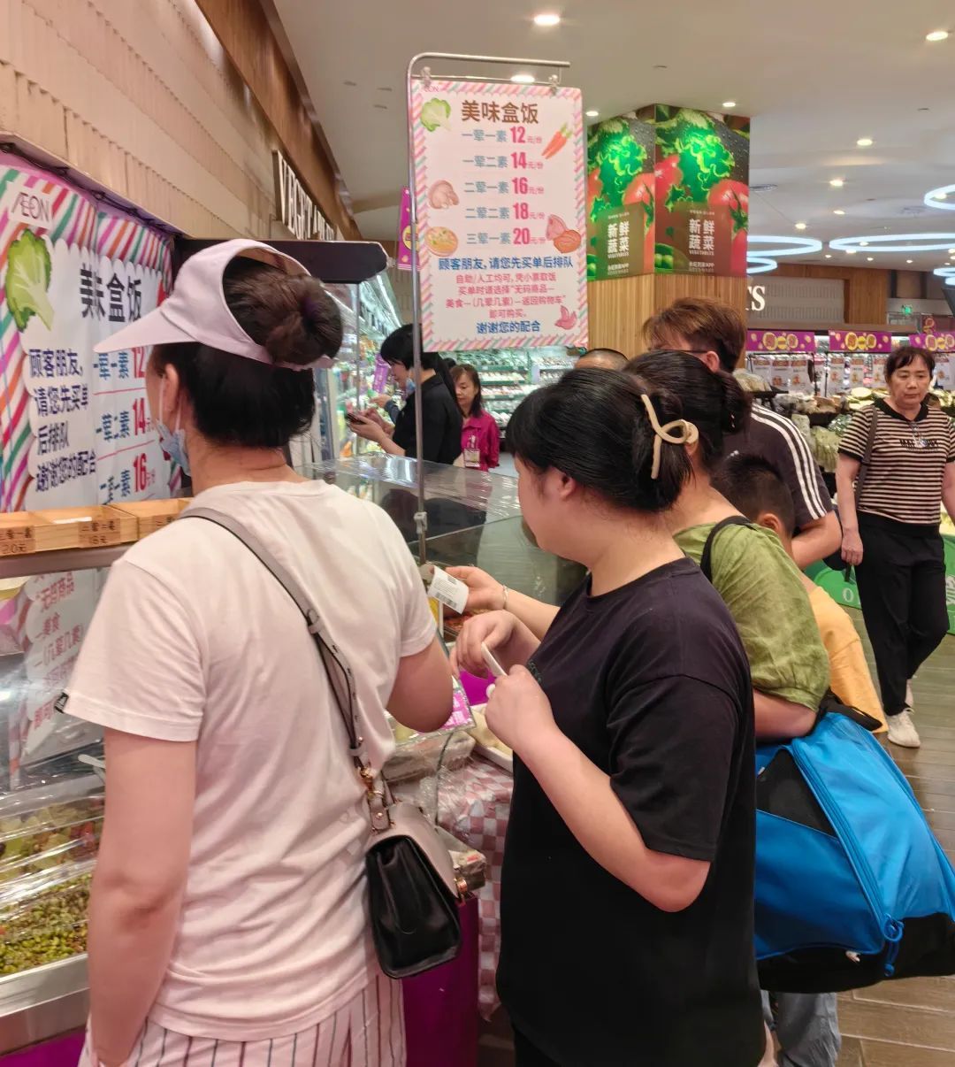 15元1份，年轻人抢着去武汉超市里吃饭