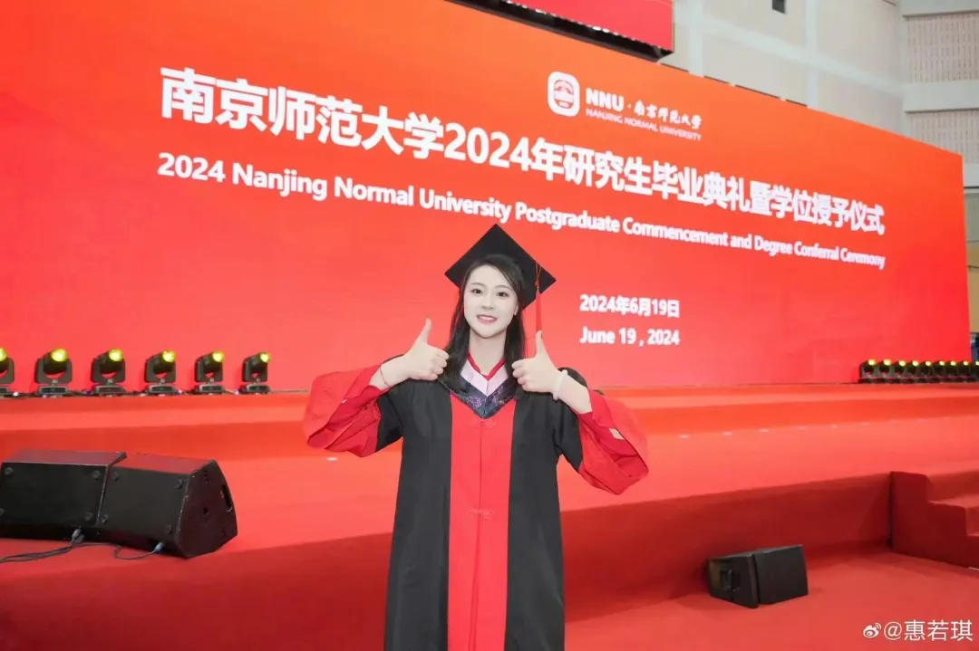 王楚钦北体大毕业照，发型最亮！毕业典礼还被点名……