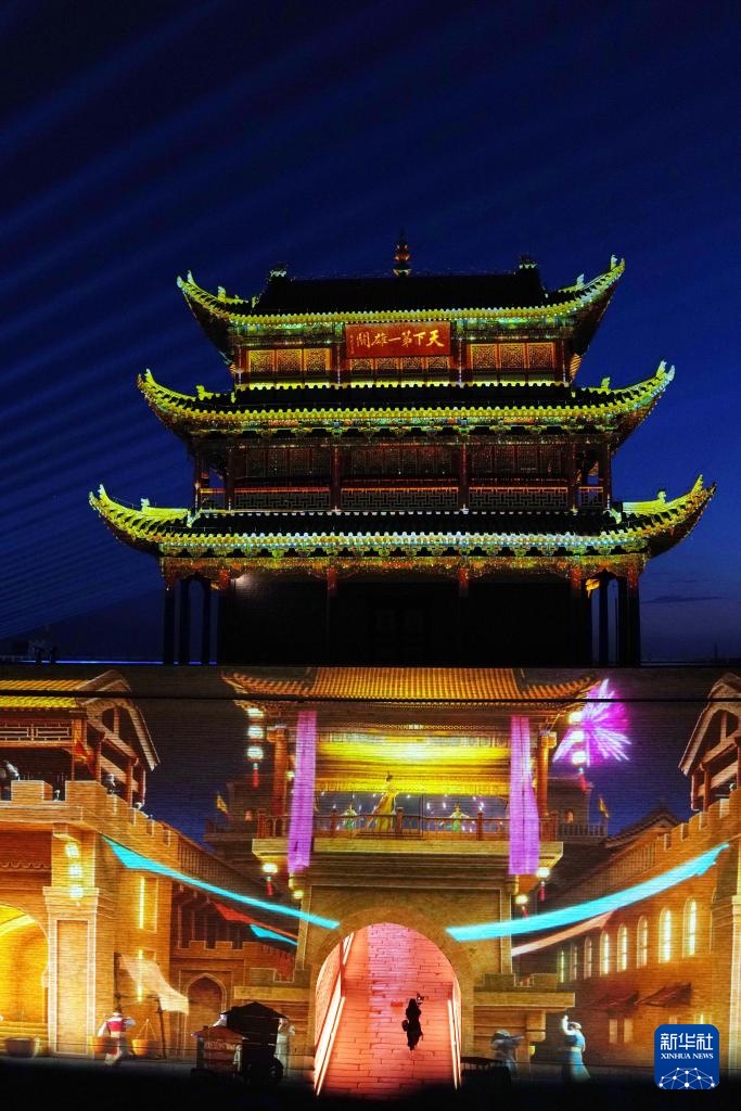 甘肃嘉峪关开启“夜游”模式 甘肃嘉峪关开启“夜游”模式