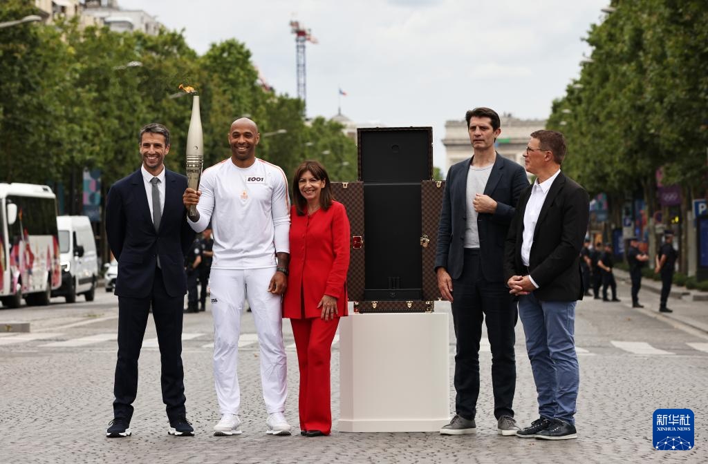 奥运火炬传递在巴黎举行 奥运火炬传递在巴黎举行