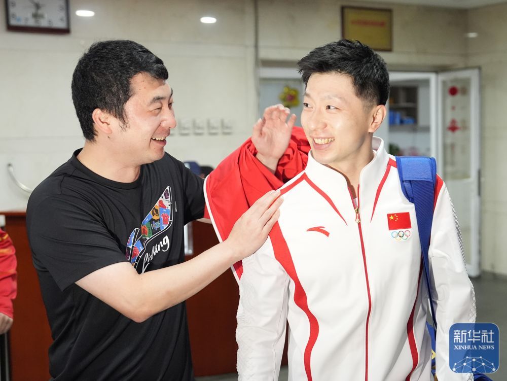 巴黎奥运预备式｜中国乒乓球队启程