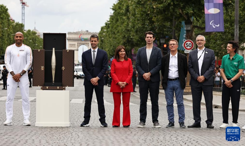 奥运火炬传递在巴黎举行 奥运火炬传递在巴黎举行
